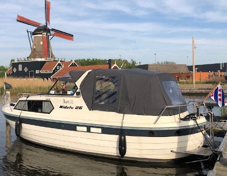 De volledig elektrische motorboot is van alle gemakken voorzien!